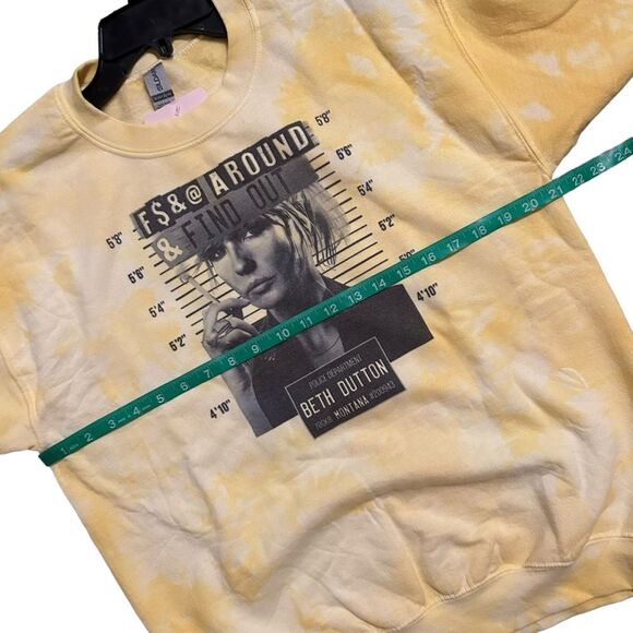 NWT Yellow Tie-Dye Beth Dutton Mugshot Graphic Crewneck Sweatshirt M - Picture 6 of 6